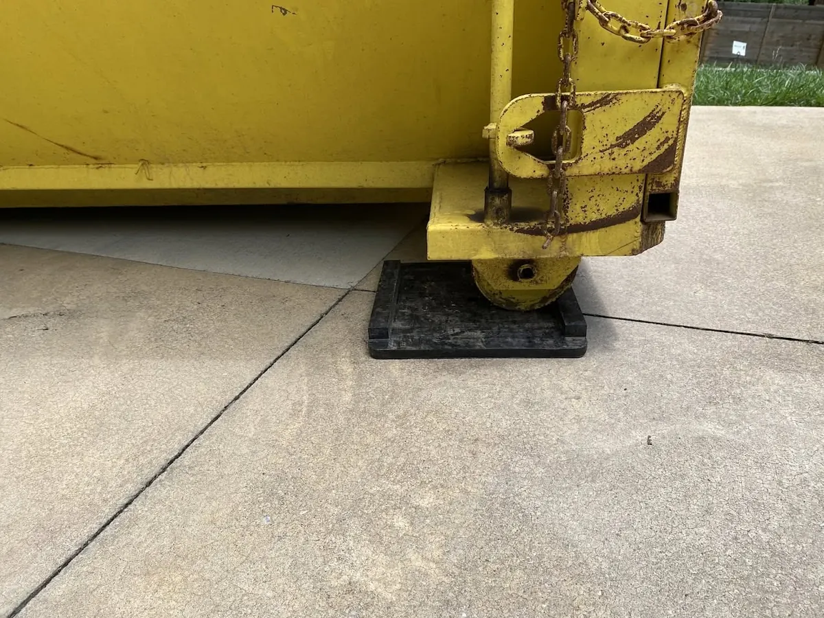 Container wheel resting on a protection mat